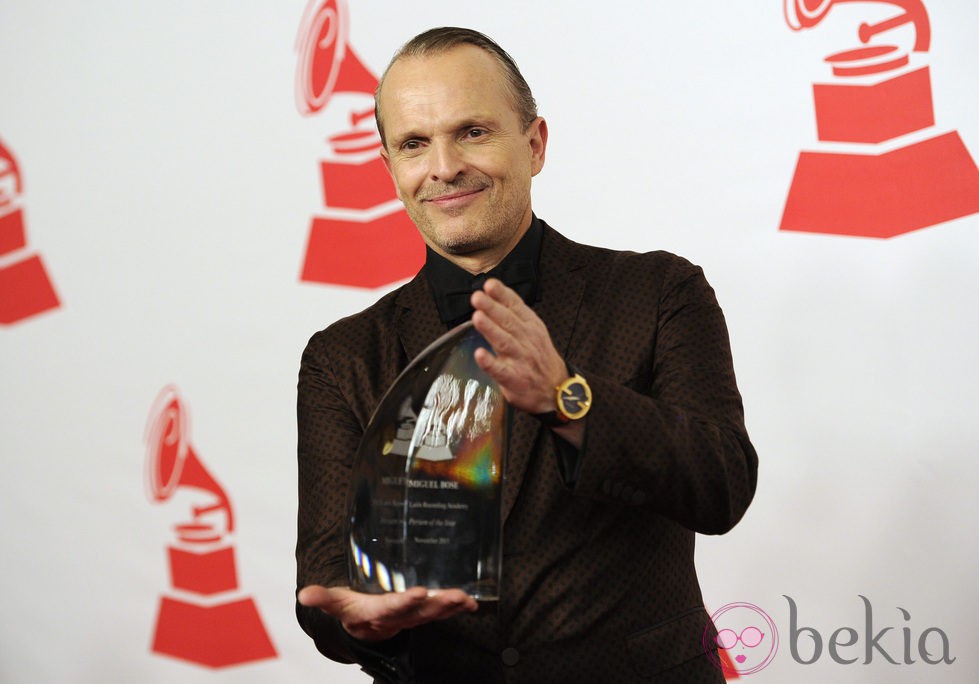 Miguel Bosé recoge el premio a la Persona del Año 2013 de los Grammy Latinos