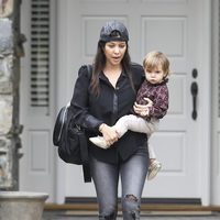 Kourtney Kardashian sale de casa con su hija Penelope