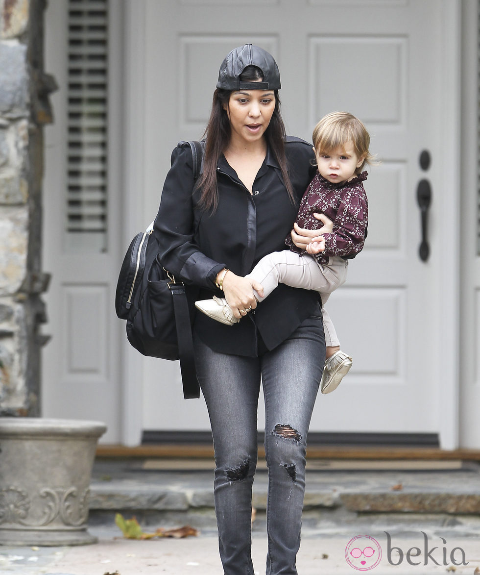 Kourtney Kardashian sale de casa con su hija Penelope
