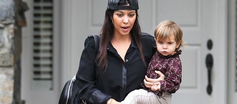 Kourtney Kardashian sale de casa con su hija Penelope