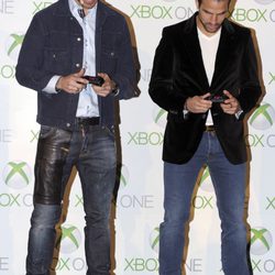 Sergio Ramos y Cesc Fábregas jugando a la Xbox One