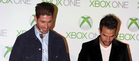 Sergio Ramos y Cesc Fábregas jugando a la Xbox One