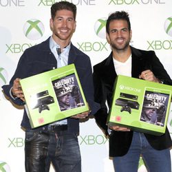 Sergio Ramos y Cesc Fábregas posando como imagen de Xbox One