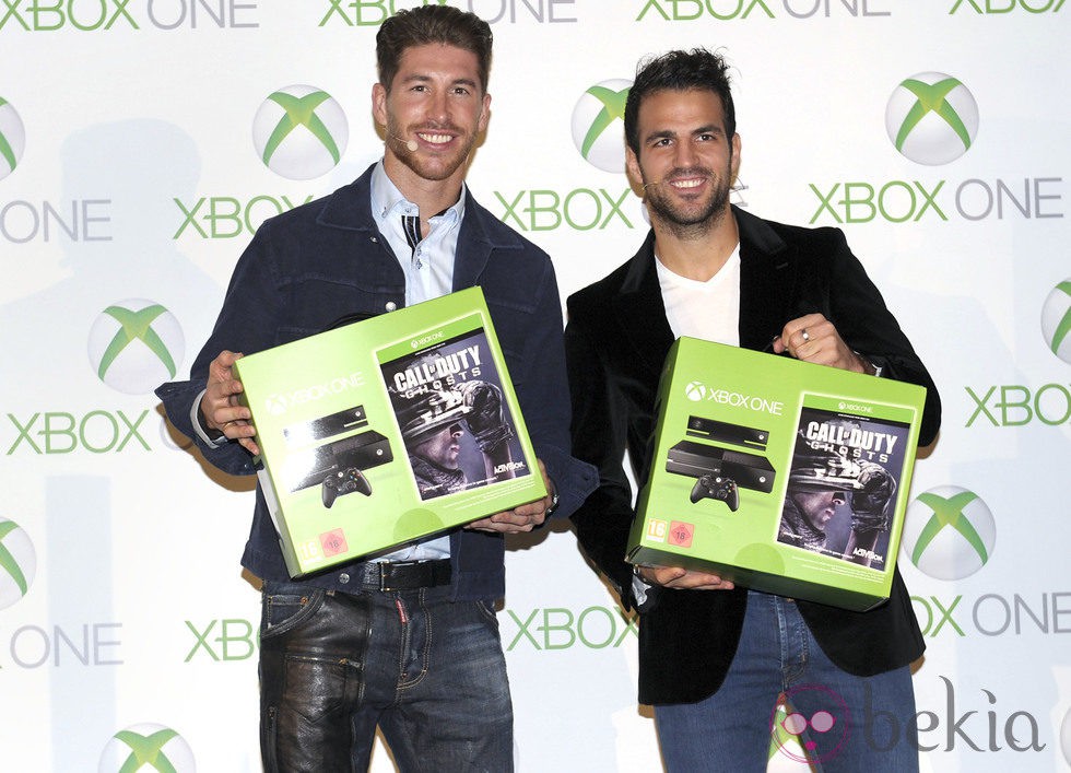 Sergio Ramos y Cesc Fábregas posando como imagen de Xbox One