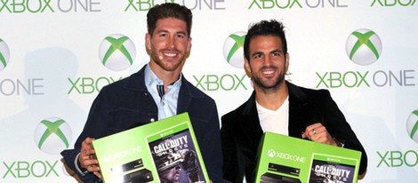 Sergio Ramos y Cesc Fábregas posando como imagen de Xbox One