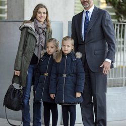 Los Príncipes Felipe y Letizia y las Infantas Leonor y Sofía visitan al Rey en el hospital