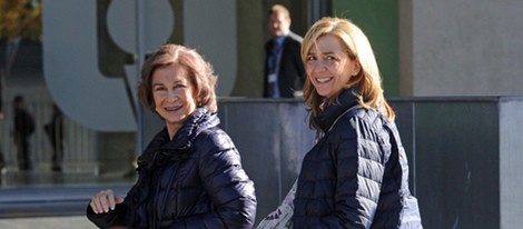 La Reina Sofía y la Infanta Cristina visitan al Rey tras su nueva operación de cadera
