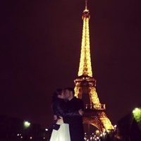 David Bustamante y Paula Echevarría besándose con la Torre Eiffel de fondo
