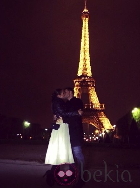 David Bustamante y Paula Echevarría besándose con la Torre Eiffel de fondo