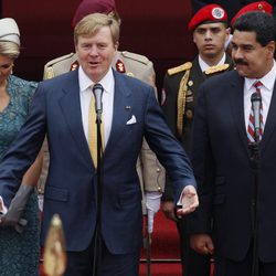 Guillermo y Máxima de Holanda con el presidente de Venezuela Nicolás Maduro