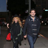 Paulina Rubio y Gerardo Bazúa cogidos de la mano por Los Angeles