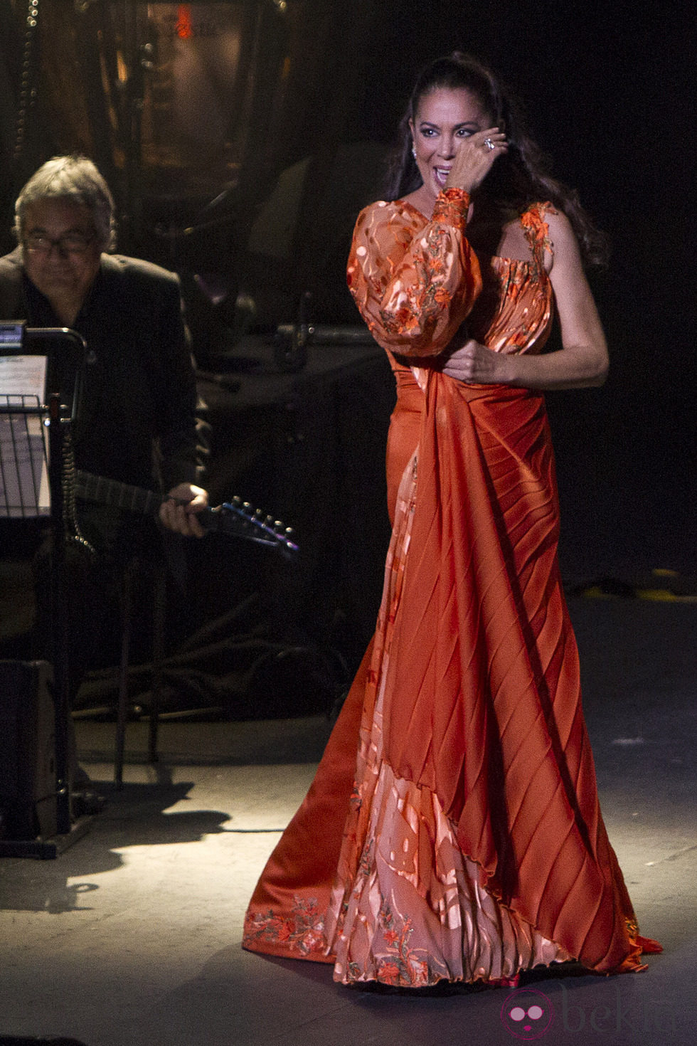 Isabel Pantoja muy emocionada durante un concierto en Murcia