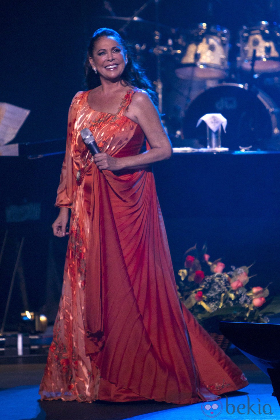 Isabel Pantoja muy feliz durante un concierto en Murcia