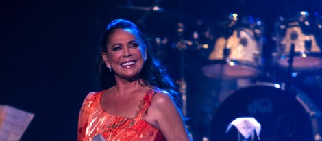 Isabel Pantoja muy feliz durante un concierto en Murcia