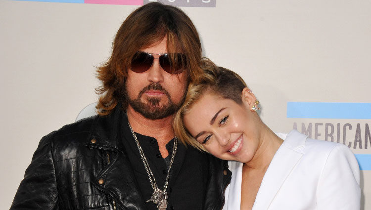 Miley Cyrus con su padre Billy Ray Cyrus en los American Music Awards 2013