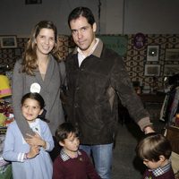 Luis Alfonso de Borbón y Margarita Vargas con sus hijos en el Rastrillo Nuevo Futuro 2013