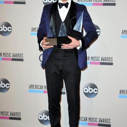 Justin Timberlake con sus galardones en los American Music Awards 2013