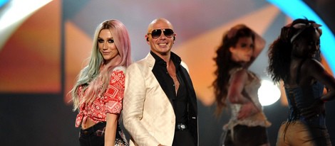 Pitbull y Kesha durante su actuación en los American Music Awards 2013