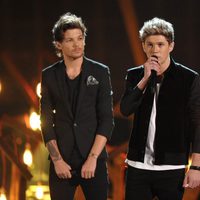 Louis Tomlinson y Niall Horan durante la actuación de One Direction en los American Music Awards 2013