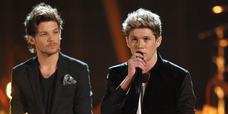 Louis Tomlinson y Niall Horan durante la actuación de One Direction en los American Music Awards 2013