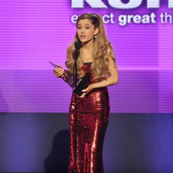 Ariana Grande recogiendo su galardón en los American Music Awards 2013