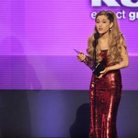 Ariana Grande recogiendo su galardón en los American Music Awards 2013