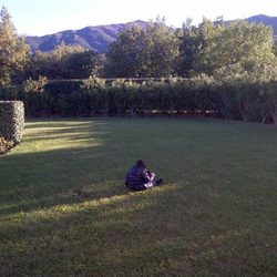 Milan Piqué juega en el jardín de su casa en Los Pirineos