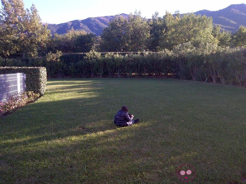 Milan Piqué juega en el jardín de su casa en Los Pirineos