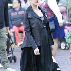 Gwen Stefani presume de embarazo en Disneyland