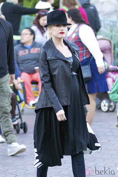 Gwen Stefani presume de embarazo en Disneyland