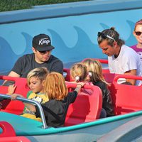 Gwen Stefani, Gavin Rossdale y sus hijos Kingston y Zuma en Disneyland