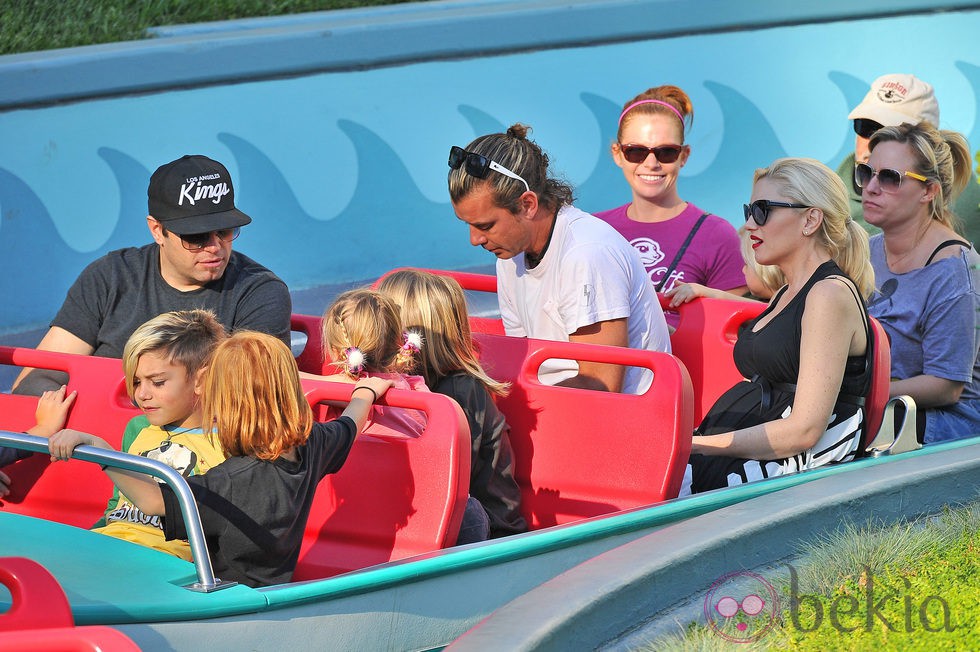 Gwen Stefani, Gavin Rossdale y sus hijos Kingston y Zuma en Disneyland