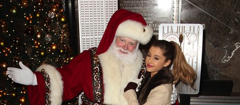 Ariana Grande enciende las luces de Navidad del Empire State de Nueva York