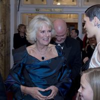 La Duquesa de Cornualles con Jessie J en la Royal Variety Performance