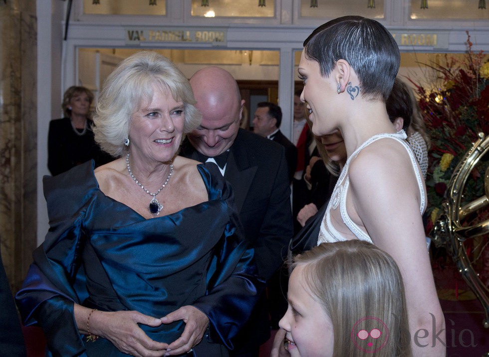 La Duquesa de Cornualles con Jessie J en la Royal Variety Performance