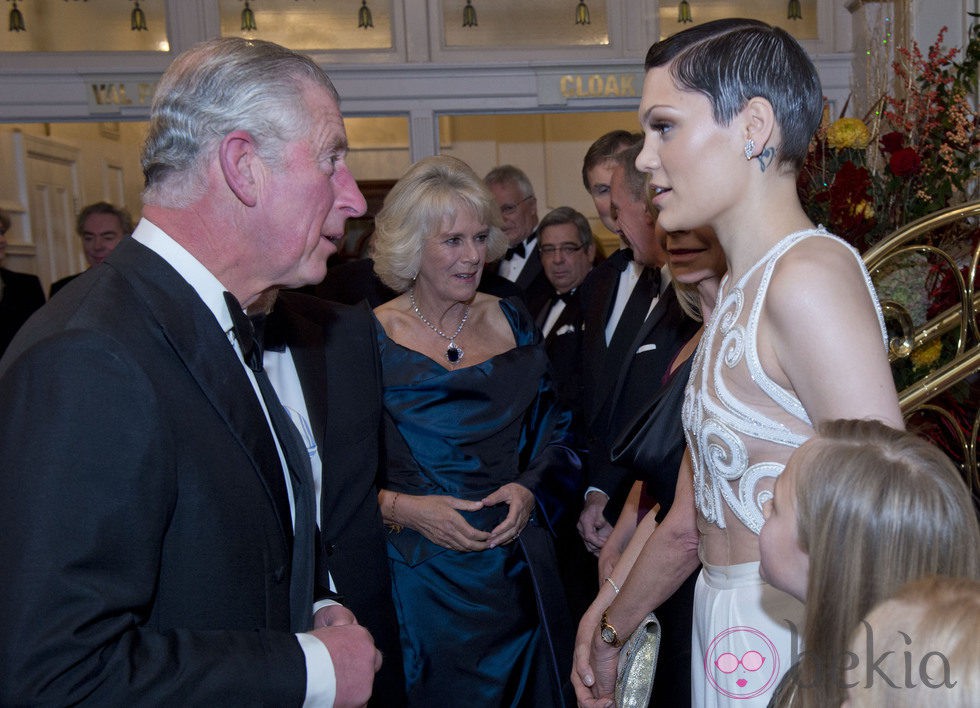 El Príncipe de Gales y la Duquesa de Cornualles con Jessie J en la Royal Variety Performance