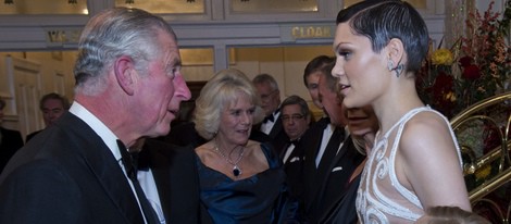 El Príncipe de Gales y la Duquesa de Cornualles con Jessie J en la Royal Variety Performance