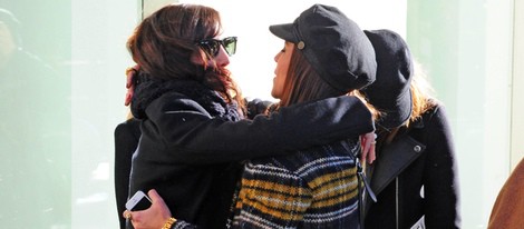 Toni Acosta y Paula Echevarría se dan un abrazo