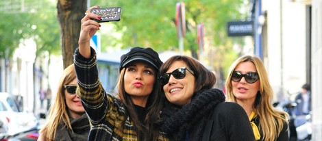 Paula Echevarría y Toni Acosta haciéndose una foto