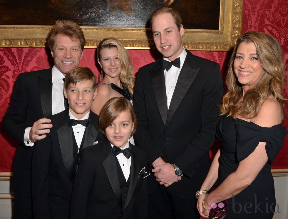 El Príncipe Guillermo con Bon Jovi y su familia en la Winter Whites Gala 2013