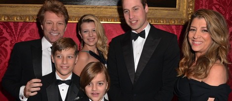 El Príncipe Guillermo con Bon Jovi y su familia en la Winter Whites Gala 2013