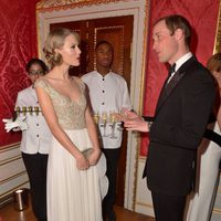 El Príncipe Guillermo charla con Taylor Swift en la Winter Whites Gala 2013