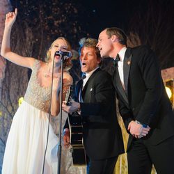 Taylor Swift, Jon Bon Jovi y el Príncipe Guillermo cantando en la Winter Whites Gala 2013