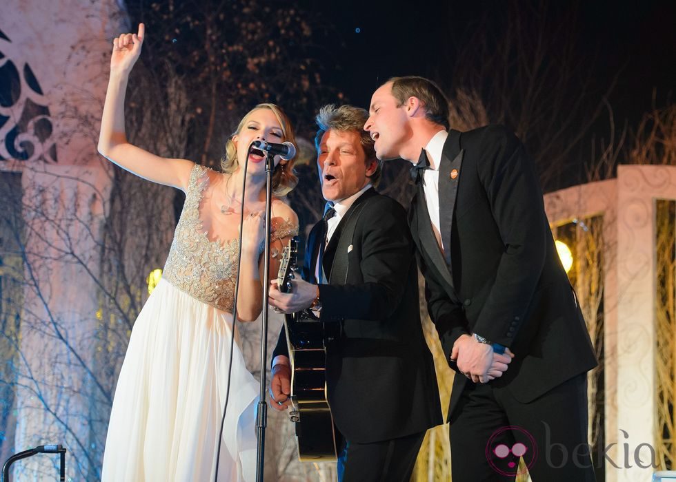 Taylor Swift, Jon Bon Jovi y el Príncipe Guillermo cantando en la Winter Whites Gala 2013