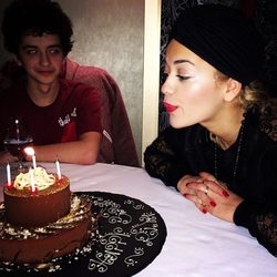 Rita Ora sopla las velas de cumpleaños junto a su hermano