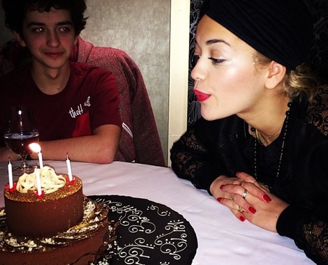 Rita Ora sopla las velas de cumpleaños junto a su hermano
