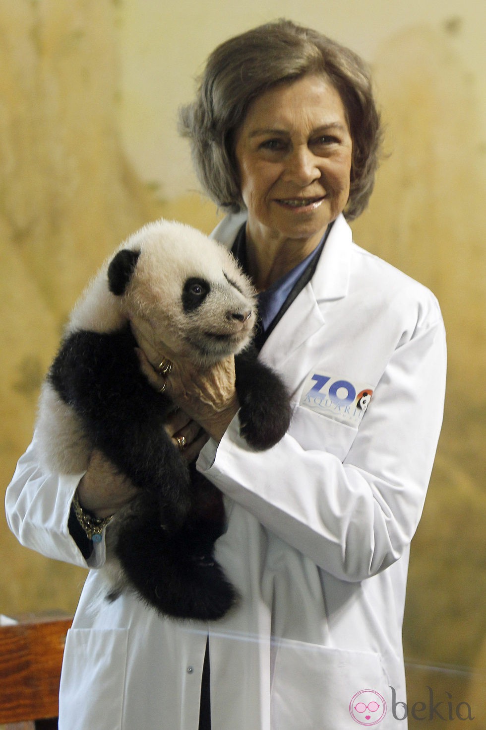 La Reina Sofía sostiene a una cría de panda en el Zoo de Madrid