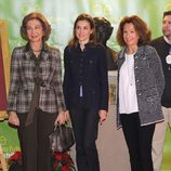 La Reina Sofía y la Princesa Letizia a su llegada al Rastrillo 2013