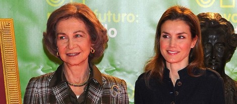 La Reina Sofía y la Princesa Letizia a su llegada al Rastrillo 2013