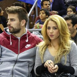 Gerard Piqué y Shakira en un partido de baloncesto